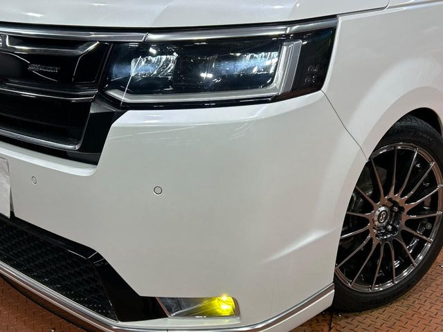 【LEDヘッドライト】悪天候や夜間走行時も良好な視界を確保し安心して運転できる高輝度LEDヘッドライトを装備!点灯速度が早く、消費電力も抑えられています。