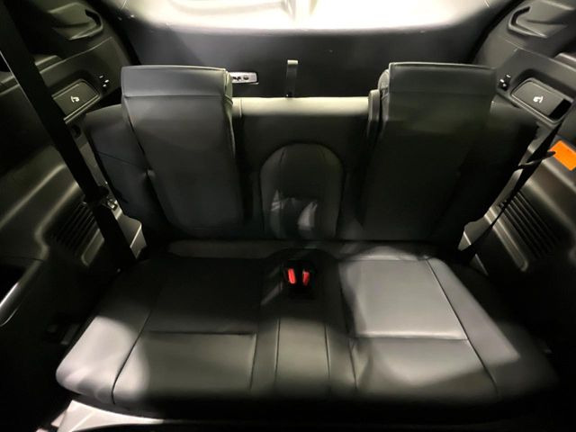 3列目シートはもちろん状態良好☆大人でもゆったりと座って頂けますので、大人数でのお出かけもラクラクです♪ご家族で、気の知れた仲間で、ドライブに行くのが楽しみですね♪