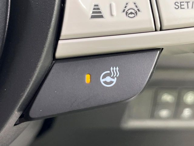 【ステアリングヒーター】冬場に冷たくなりやすい革巻きステアリングを、スイッチ一つで素早く適温に!エアコンよりも早く温まってくれるので、寒い日の運転も快適になりますね♪