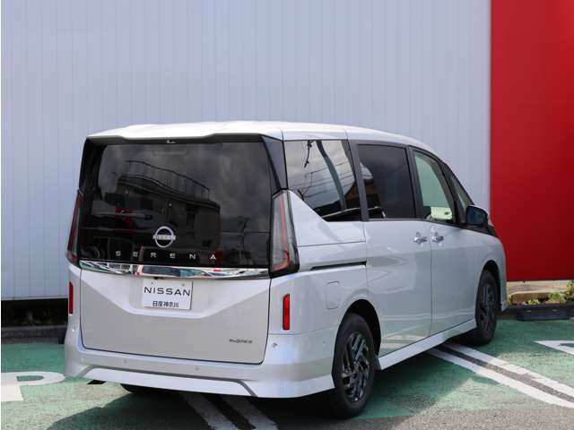 セレナ1.4 e-4ORCE ハイウェイスターV NissanConnectインフォテインメントシステム 4WD