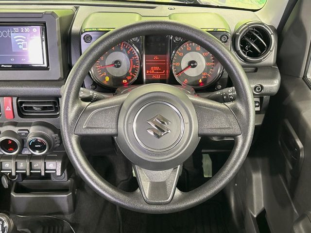 �C���e���A�ɍ��킹���f�U�C���̃X�e�A�����O�́A�^�]�������̂��Ƃ��l���A�^�]���₷���`��A�傫���ł��B�����x�A���ۂɐG���Ă��m���߂��������B