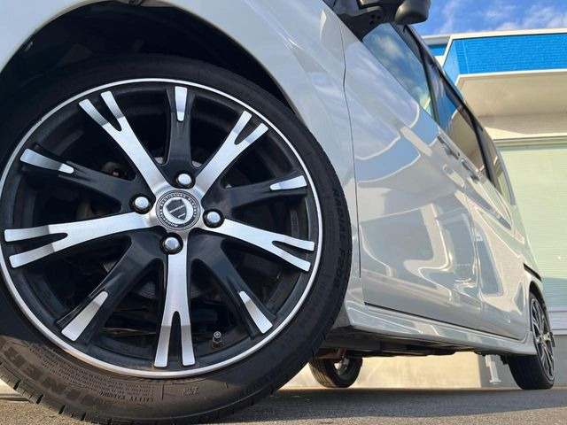 �y16�C���`�A���~�z�C�[���z�O�ςɃ}�b�`�����A���~�z�C�[���𑕒����Ă���܂��B�e��A���~�z�C�[����A�X�^�b�h���X�^�C�����戵�����Ă���܂��B���񂲑��k����������