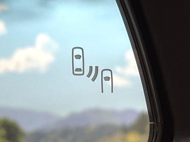 【ブラインドスポットモニター】走行中、ドアミラーの死角になりやすい箇所に後続車が接近するとサイドミラーのレンズに警告を表示!ドライバーに注意喚起をしてくれます。