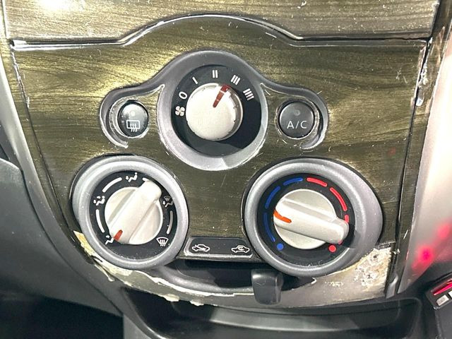 寒い冬も暑い夏も全席に快適な空調を届けてくれる、ダイヤル式エアコンを装備♪