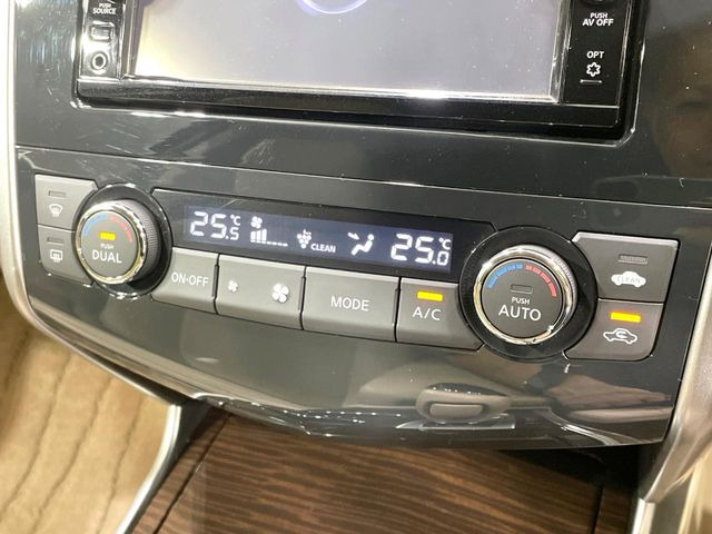 【左右独立型フルオートエアコン】運転席と助手席でそれぞれお好みの温度に設定可能。同乗者にも配慮した、快適な空調をお届け致します。