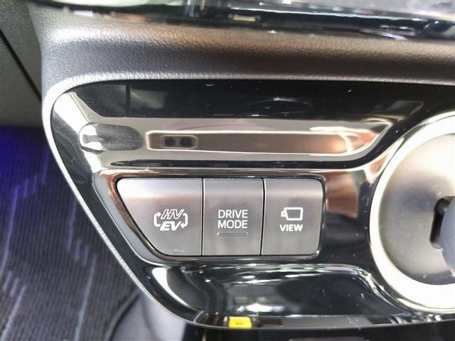 ナビ画面に表示された車両設定等のメニュー表示カットです。タッチパネルの表示状態や、周囲のセンターインパネトリムの現在の質感を合わせてご確認ください。