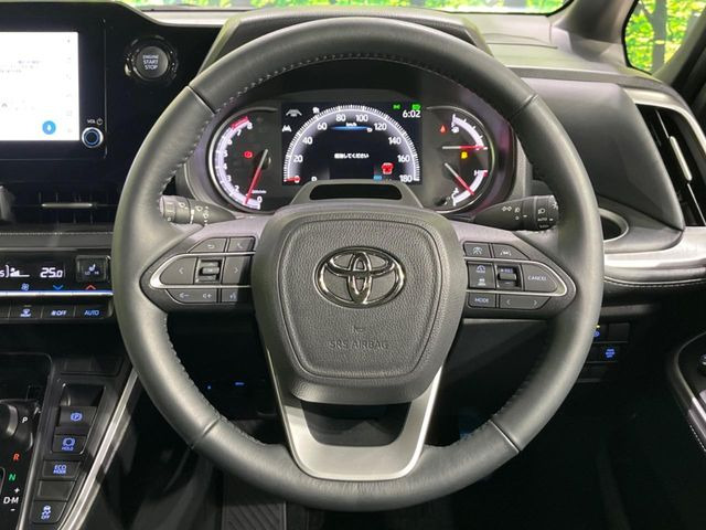 【レーダークルーズコントロール】高速道路での長距離走行が楽に!!自動で速度を保つクルーズコントロールが、衝突軽減システムと連携し、前方の車両を感知して車間を保つように速度調節してくれます!!