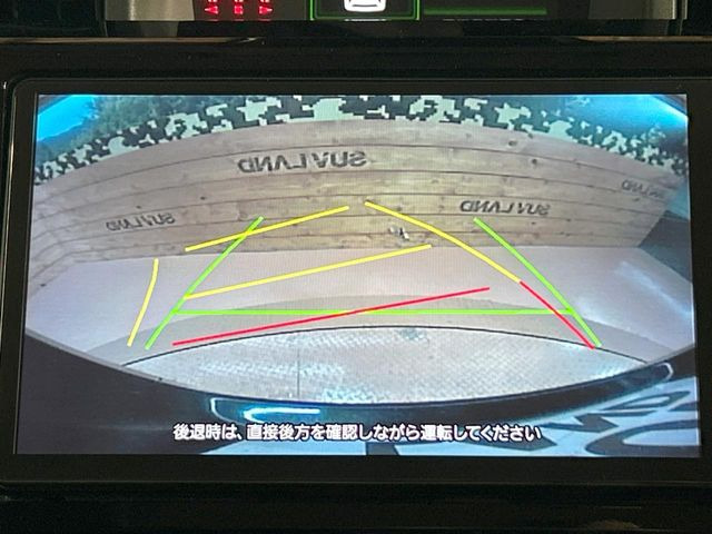 【バックカメラ】駐車時に後方がリアルタイム映像で確認できます。大型商業施設や立体駐車場での駐車時や、夜間のバック時に大活躍!運転スキルに関わらず、今や必須となった装備のひとつです!