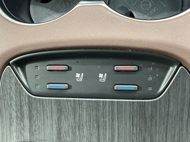 【シートヒーター&ベンチレーション】夏場は涼しい風でお尻や背中の熱やムレを防ぎ、冬はエアコンよりも早く温まってポカポカに!季節を問わず快適に過ごせます。
