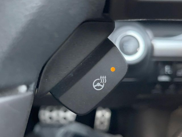 【ステアリングヒーター】冬場に冷たくなりやすい革巻きステアリングを、スイッチ一つで素早く適温に!エアコンよりも早く温まってくれるので、寒い日の運転も快適になりますね♪
