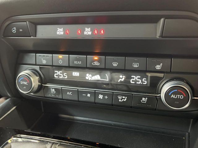 【シートヒーター&ベンチレーション】夏場は涼しい風でお尻や背中の熱やムレを防ぎ、冬はエアコンよりも早く温まってポカポカに!季節を問わず快適に過ごせます。