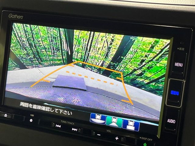 【バックカメラ】駐車時に後方がリアルタイム映像で確認できます。大型商業施設や立体駐車場での駐車時や、夜間のバック時に大活躍!運転スキルに関わらず、今や必須となった装備のひとつです!