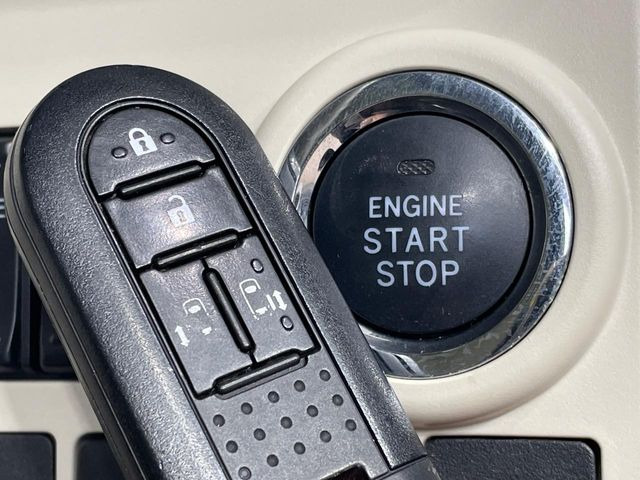 【キーフリーシステム】カバンやポケットに入れたままでもドアの施錠・解錠が可能なスマートキーを装備。エンジンのオン・オフ時もカギを取り出す必要が無いからとっても便利です♪