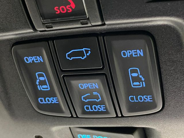 【両側パワースライドドア】スマートキーや運転席のスイッチで後席両側スライドドアの開閉が可能♪電動だから力を入れてドアを開ける必要が無く、小さなお子様でも簡単に開け閉めでき快適です♪