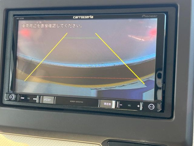 【バックカメラ】駐車時に後方がリアルタイム映像で確認できます。大型商業施設や立体駐車場での駐車時や、夜間のバック時に大活躍!運転スキルに関わらず、今や必須となった装備のひとつです!