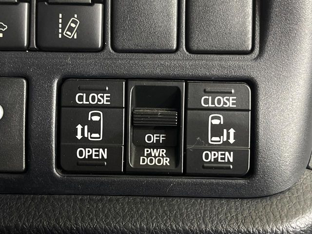 【両側パワースライドドア】スマートキーや運転席のスイッチで後席両側スライドドアの開閉が可能♪電動だから力を入れてドアを開ける必要が無く、小さなお子様でも簡単に開け閉めでき快適です♪