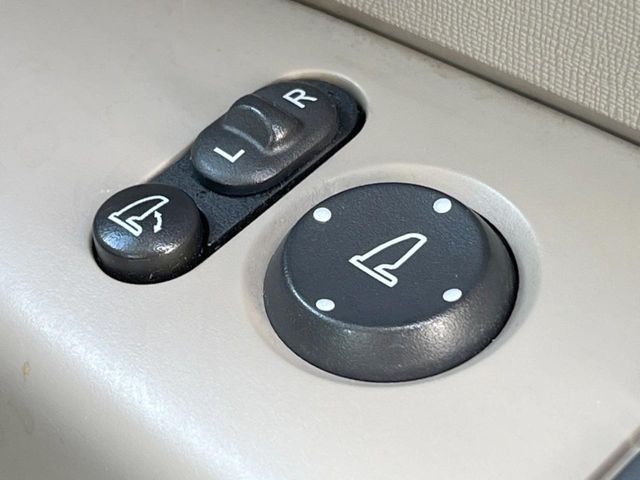 【電動格納ミラー】サイドミラーは電動格納式となっており、狭い駐車場でもキズがつくリスクを抑えられます。