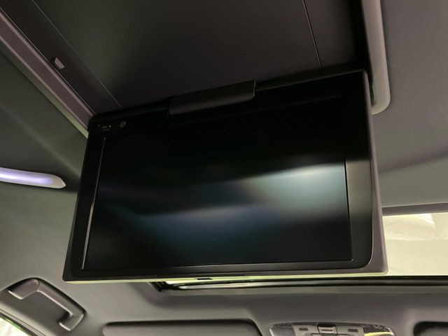 【フリップダウンモニター】大画面モニターで後席でもエンタメをお楽しみいただけます。小さなお子様にも大人気の装備です♪