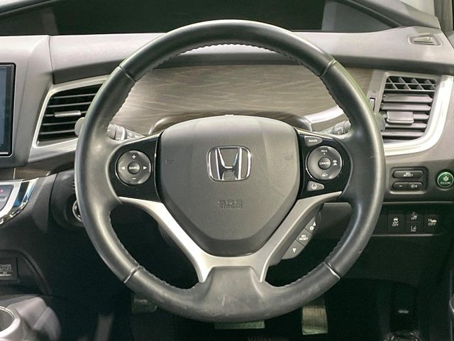 �C���e���A�ɍ��킹���f�U�C���̃X�e�A�����O�́A�^�]�������̂��Ƃ��l���A�^�]���₷���`��A�傫���ł��B�����x�A���ۂɐG���Ă��m���߂��������B