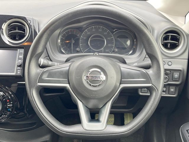 インテリアに合わせたデザインのステアリングは、運転される方のことも考え、運転しやすい形状、大きさです。是非一度、実際に触ってお確かめください。