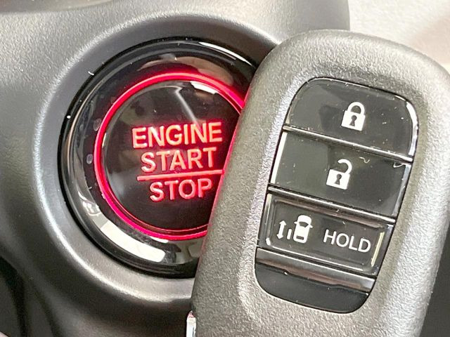 【Hondaスマートキー】カバンやポケットに入れたままでもドアの施錠・解錠が可能なスマートキーを装備。エンジンのオン・オフ時もカギを取り出す必要が無いからとっても便利です♪