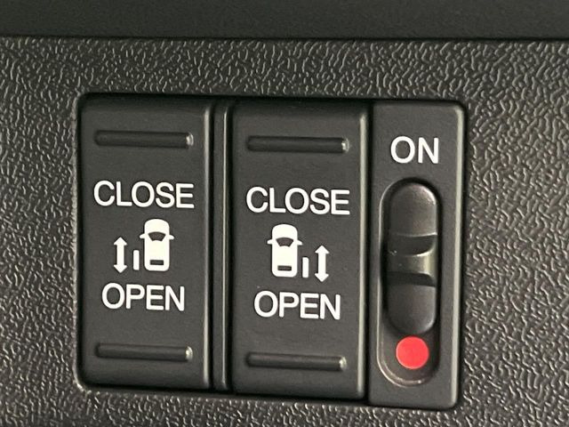 【両側パワースライドドア】スマートキーや運転席のスイッチで後席両側スライドドアの開閉が可能♪電動だから力を入れてドアを開ける必要が無く、小さなお子様でも簡単に開け閉めでき快適です♪