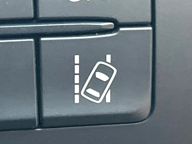 【レーンキープアシストシステム】高速道路走行時、車線からはみ出しそうな時にステアリングを制御し車線内を走行する様にアシスト。より安全な運転をサポートしてくれます!
