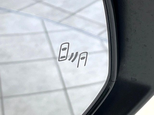 【ブラインドスポットモニター】走行中、ドアミラーの死角になりやすい箇所に後続車が接近するとサイドミラーのレンズに警告を表示!ドライバーに注意喚起をしてくれます。