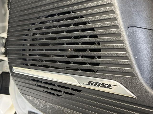 【BOSEサウンドシステム】メーカーオプションの高品位サウンドシステムを搭載。専用のチューニングが施された大小様々なスピーカーから良質なサウンドが奏でられ、臨場感あふれる音響空間を演出します。