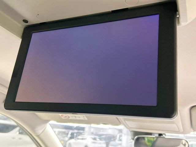 【フリップダウンモニター】大画面モニターで後席でもエンタメをお楽しみいただけます。小さなお子様にも大人気の装備です♪