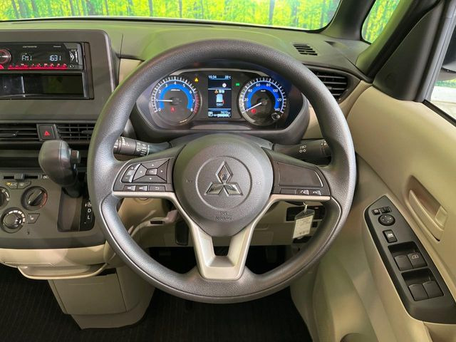�C���e���A�ɍ��킹���f�U�C���̃X�e�A�����O�́A�^�]�������̂��Ƃ��l���A�^�]���₷���`��A�傫���ł��B�����x�A���ۂɐG���Ă��m���߂��������B