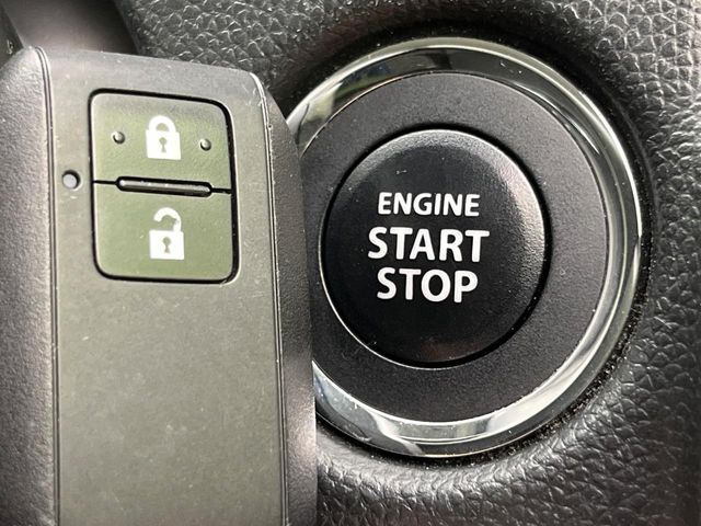 【キーレススタートシステム】カバンやポケットに入れたままでもドアの施錠・解錠が可能なスマートキーを装備。エンジンのオン・オフ時もカギを取り出す必要が無いからとっても便利です♪