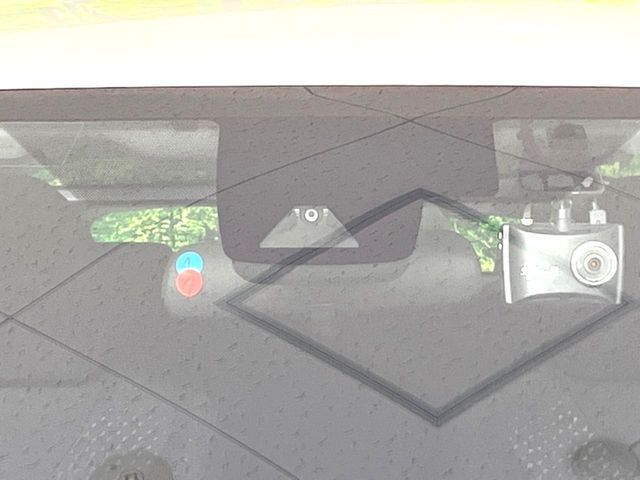 【プリクラッシュセーフティ】前方の車両等を検知し、衝突しそうな時は警報で注意を促し、ブレーキを踏む力をサポート。ブレーキを踏めなかった場合は衝突被害軽減ブレーキが作動、衝突回避をサポートします。