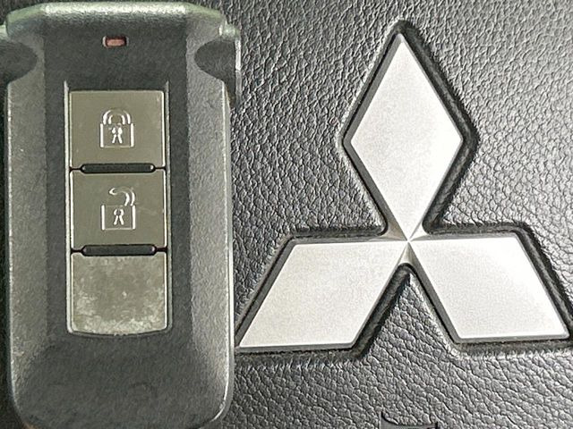 【オペレーションキー】カバンやポケットに入れたままでもドアの施錠・解錠が可能なスマートキーを装備。エンジンのオン・オフ時もカギを取り出す必要が無いからとっても便利です♪