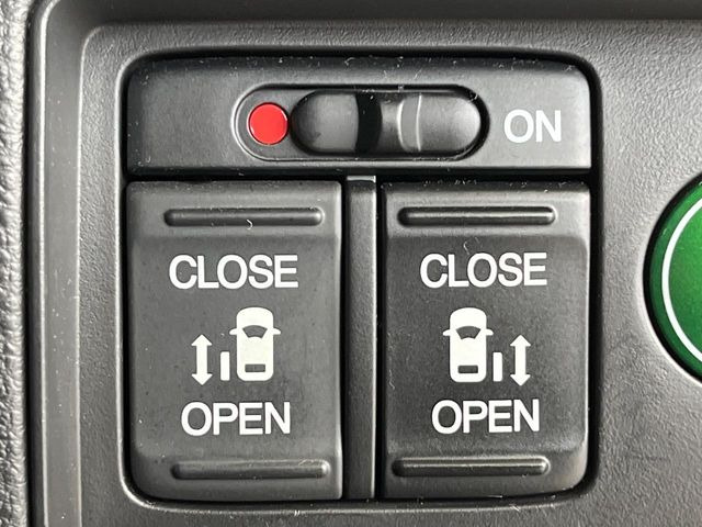 【両側パワースライドドア】スマートキーや運転席のスイッチで後席両側スライドドアの開閉が可能♪電動だから力を入れてドアを開ける必要が無く、小さなお子様でも簡単に開け閉めでき快適です♪