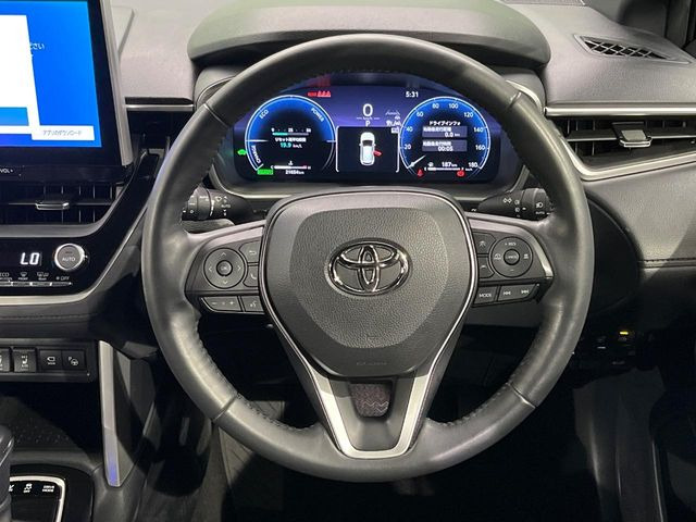�C���e���A�ɍ��킹���f�U�C���̃X�e�A�����O�́A�^�]�������̂��Ƃ��l���A�^�]���₷���`��A�傫���ł��B�����x�A���ۂɐG���Ă��m���߂��������B
