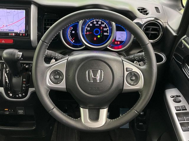 【純正革巻きステアリング】上質な革を使用することで、手にしっかり馴染みとても運転しやすいハンドルです♪