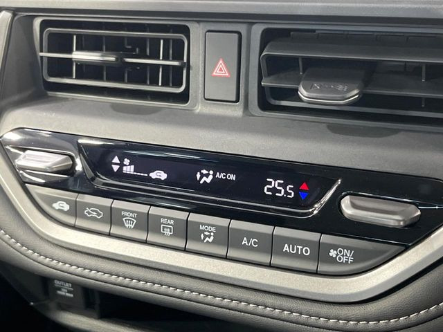 【オートエアコン】一度お好みの温度に設定すれば、車内の温度を検知し風量や温度を自動で調整。暑い&hellip;寒い&hellip;と何度もスイッチ操作をする必要はありません。快適な車内空間には必須の機能ですね♪
