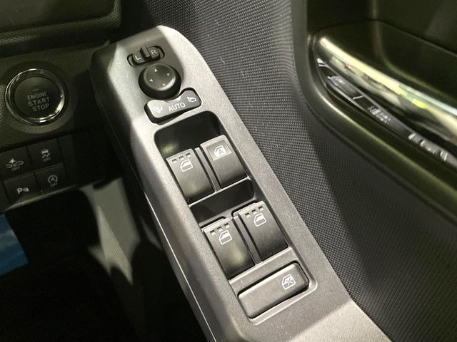 【電動格納ミラー】サイドミラーは電動格納式となっており、狭い駐車場でもキズがつくリスクを抑えられます。