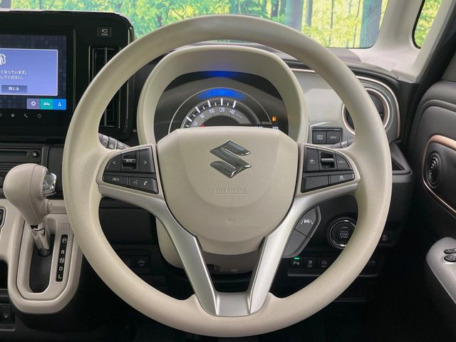 インテリアに合わせたデザインのステアリングは、運転される方のことも考え、運転しやすい形状、大きさです。是非一度、実際に触ってお確かめください。