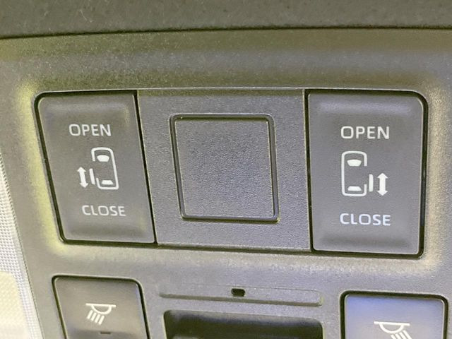 【両側パワースライドドア】スマートキーや運転席のスイッチで後席両側スライドドアの開閉が可能♪電動だから力を入れてドアを開ける必要が無く、小さなお子様でも簡単に開け閉めでき快適です♪