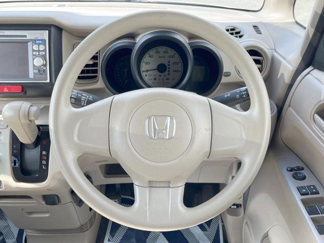 インテリアに合わせたデザインのステアリングは、運転される方のことも考え、運転しやすい形状、大きさです。是非一度、実際に触ってお確かめください。