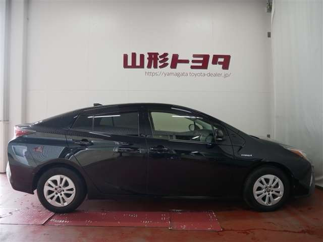プリウス1.8 S セーフティ プラス E-Four 4WD