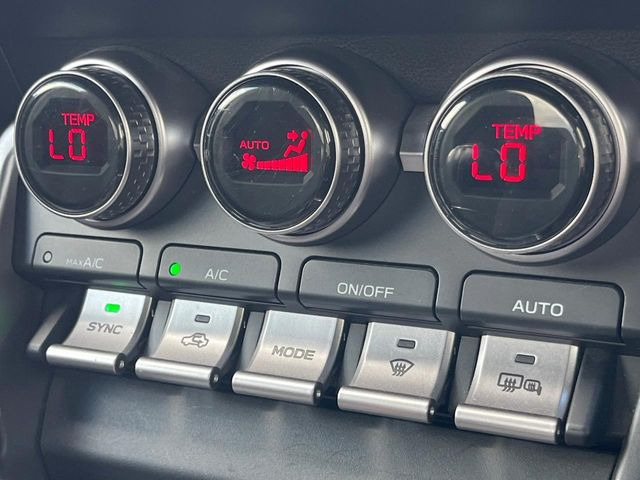 【左右独立型フルオートエアコン】運転席と助手席でそれぞれお好みの温度に設定可能。同乗者にも配慮した、快適な空調をお届け致します。