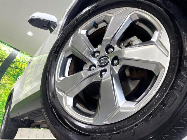 【純正18インチアルミホイール】外観にマッチした純正アルミホイールを装着しております。各種社外アルミホイールや、スタッドレスタイヤも取扱いしております。是非ご相談ください♪