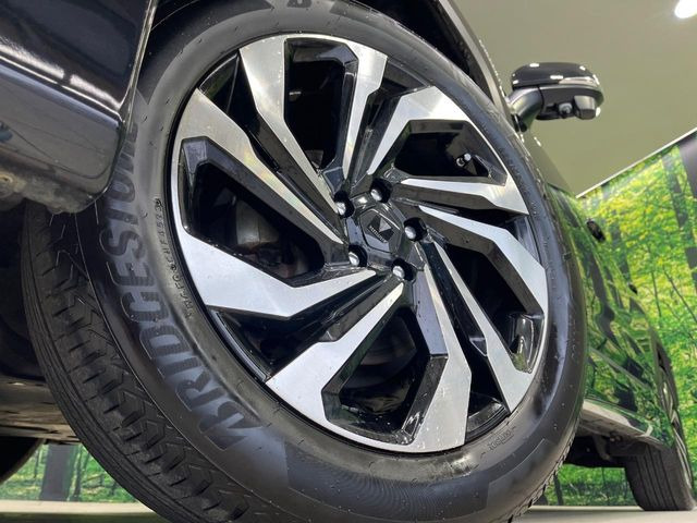 【モデリスタ19インチアルミホイール】純正オプションホイールを装着。走行性能の向上に加え、外観もよりスタイリッシュになっています。