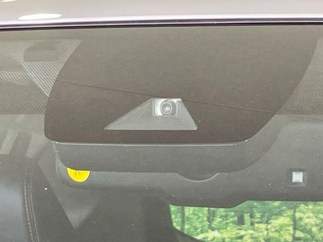 【トヨタセーフティセンス】走行中に前方の車両等を認識し、衝突しそうな時は警報とブレーキで衝突回避と被害軽減をアシスト。より安全にドライブをお楽しみいただけます。