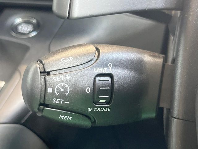 ●レーダークルーズコントロール:前の車との車間距離を一定にとりつつ、一定速度で自動走行してくれる次世代のクルーズコントロール!主に高速道路や自動車専用道路で使用する便利な機能です!