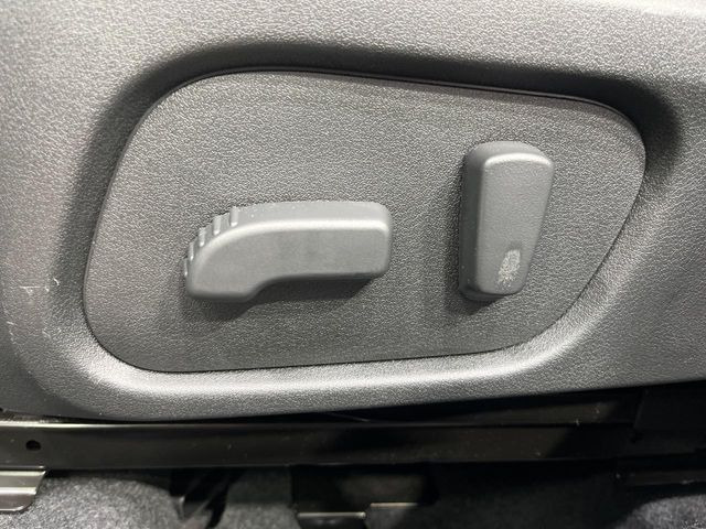 【パワーシート】スイッチ一つで簡単にシートの微調整が可能!電動だから力もいりません!快適なシートポジションにセットして、快適なドライブをお楽しみください。