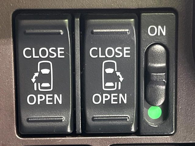 【両側パワースライドドア】スマートキーや運転席のスイッチで後席両側スライドドアの開閉が可能♪電動だから力を入れてドアを開ける必要が無く、小さなお子様でも簡単に開け閉めでき快適です♪